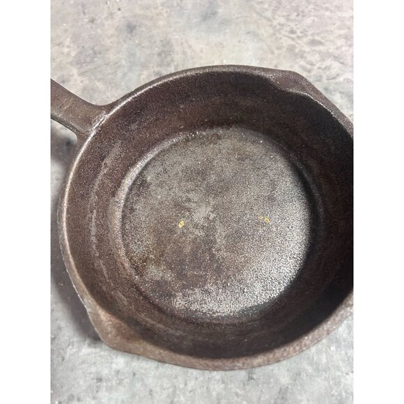 Set of Three Cast Iron Skillets Frying Pans Round Shape - Picture 2 of 7